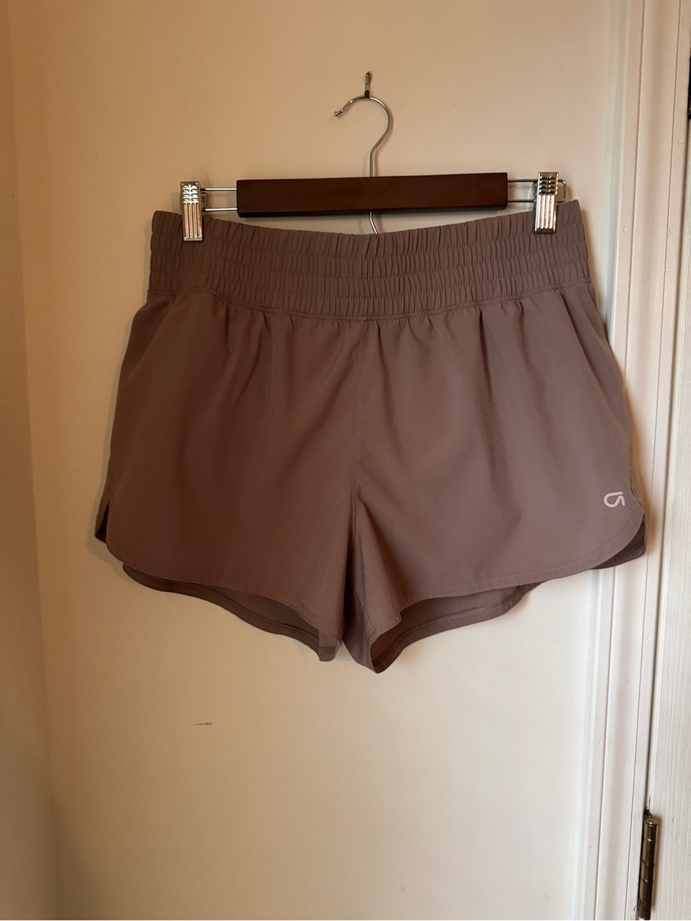 Women's GapFit Mid Rise Runaround Athletic Shorts Size Medium Taupe/Brown